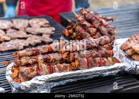 Schweinewurst und Hot Dogs auf dem Grill Stockfoto