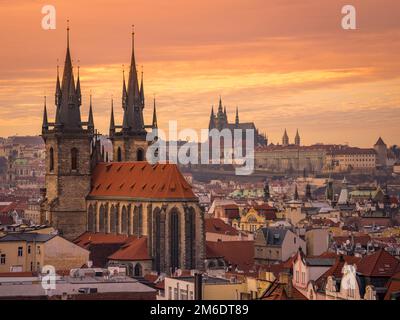 Luftaufnahme von Stare Mesto bei Sonnenuntergang, Prag. Stockfoto