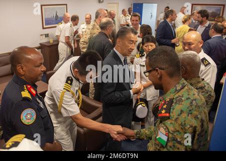 HAFEN VON DSCHIBUTI, Dschibuti (25. April 2022) während eines Besuchs im Hafen von Dschibuti besuchen US-amerikanische und alliierte Militärführer, ausländische Würdenträger und Botschafter einen Empfang auf dem Führungs- und Kontrollschiff USS Mount Whitney (LCC 20) der Blue Ridge-Klasse. Stockfoto