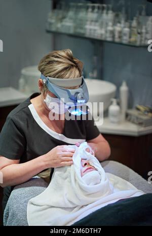 Sie werden den Unterschied nicht glauben, wenn ich fertig bin. Eine Frau, die eine Gesichtsbehandlung in einer Klinik bekommt. Stockfoto