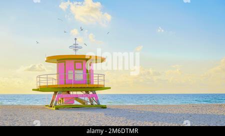 Rettungsschwimmerhütte am Strand in Miami Florida, farbenfrohe Hütte am Strand während des Sonnenaufgangs Miami South Beach. Sonniger Tag am Strand Stockfoto