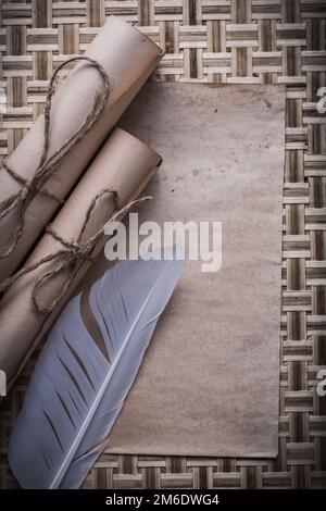 Kollektion leerer Papierrollen mit Schnur aus Vintage-Papier. Stockfoto