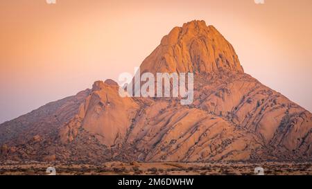 Der Spitzkoppe Berg bei Sonnenaufgang in Namibia. Stockfoto