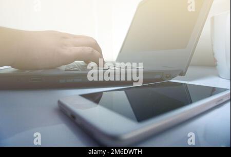 Weißes Telefon im Schreibtisch. Unverzichtbare Ausstattung für Büroarbeiten Stockfoto