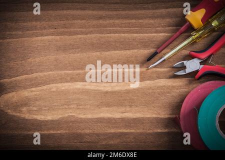 Isolierte Schraubendreher Zangen Isolierband Elektrotester Stromkonzept. Stockfoto