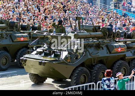 Russischer Militärtransport bei der Parade am jährlichen Siegesfeiertag, 9. Mai 2016 in Samara, Russland. Stockfoto