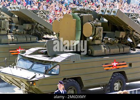 Russischer Militärtransport bei der Parade am jährlichen Siegesfeiertag, 9. Mai 2016 in Samara, Russland. Stockfoto