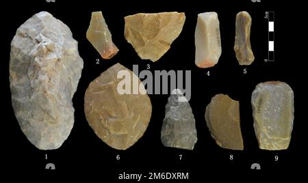 Hohhot. 4. Januar 2023. Dieses Foto wurde am 28. Dezember 2022 aufgenommen und zeigt Gegenstände aus Steinzeug, die in Ordos, Nordchinas Autonomer Region der inneren Mongolei, entdeckt wurden. ZU den „paläolithischen Steinzeug-Gegenständen, die in Nordchina in der inneren Mongolei gefunden wurden“-Credits: Xinhua/Alamy Live News Stockfoto