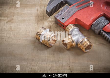 Klempner, Schraubenschlüssel, Rohrleitungen auf dem Gitter des Netzfilters. Stockfoto