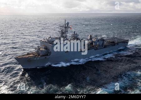 220425-N-MZ836-1106 ATLANTISCHER OZEAN (25. April 2022) - das Amphibiendock-Landungsschiff der Whidbey Island USS Gunston Hall (LSD 44) durchquert den Atlantischen Ozean während einer Wiederauffüllung auf See mit dem Amphibienschiff USS Kearsarge der Wasp-Klasse (LHD 3) 25. April 2022. Kearsarge, das Flaggschiff des Kearsarge ARG/MEU-Teams, befindet sich auf einem geplanten Einsatz unter dem Kommando und der Kontrolle der Task Force 61/2, während sie in den USA operiert Sechste Flotte zur Unterstützung von US-, Alliierten- und Partnerinteressen in Europa und Afrika. Stockfoto