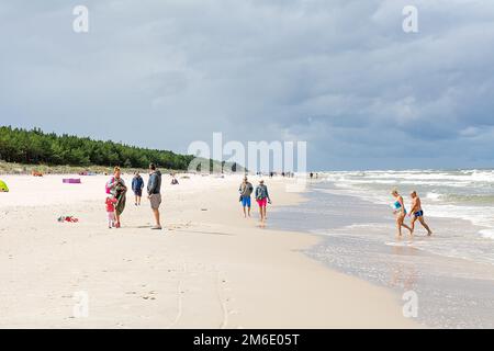 Touristen am Strand in Karwia (Polen) Stockfoto