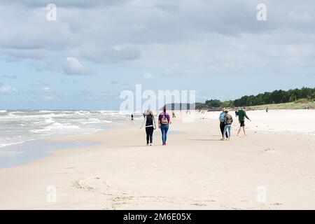 Touristen am Strand in Karwia (Polen) Stockfoto