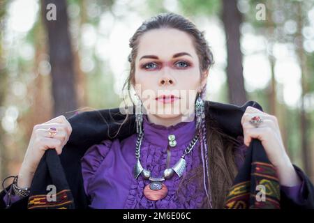 Nahaufnahme einer Frau mit ethnischem Schmuck und Make-up-Porträt Stockfoto