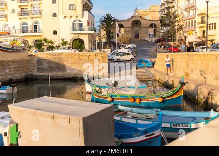 Das Panorama auf den Hafen von St. Paul's Bay mit Fischerbooten und touristische Schiffe, Bugibba, Malta Stockfoto