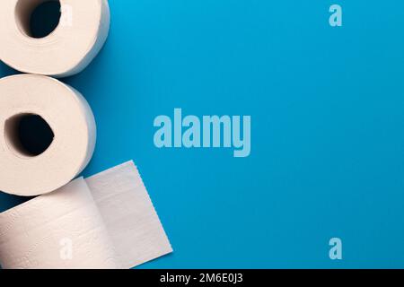 Toilettenpapierrollen Auf Blauem Hintergrund Stockfoto