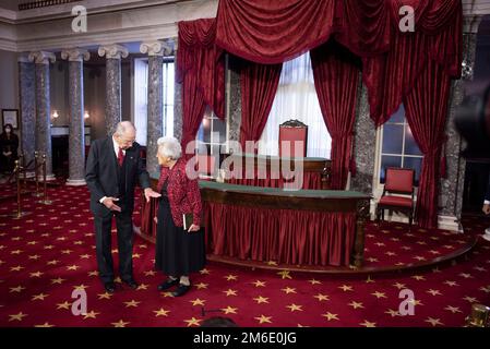 Washington, USA, 3. Januar 2023. US-Senator Chuck Grassley (Republikaner von Iowa) spricht mit seiner Frau Barbara Grassley während einer feierlichen Vereidigung in den USA Alte Senatskammer des Kapitols, Dienstag, 3. Januar 2023. Foto: Cliff Owen/CNP/ABACAPRESS.COM Stockfoto