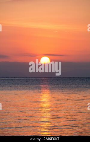 Perhentian Island, Malaysia - 15. FEBRUAR 2015 : Sonnenuntergang, wunderschöner Blick auf den Strand und Boote in Perhentian B