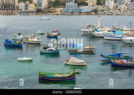 Das Panorama auf den Hafen von St. Paul's Bay mit Fischerbooten und touristische Schiffe, Bugibba, Malta Stockfoto