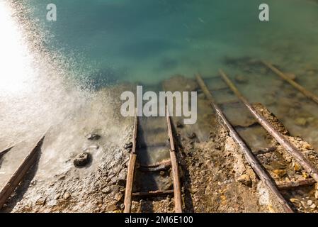 Türkisfarbenes Wasser in Es Portitxol, Ibiza, Spanien. Versteckte Bucht auf der Insel Ibiza, in Sant Joan de L. Stockfoto