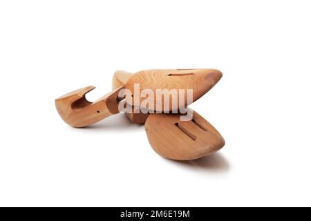 Ein Schuhbaum aus Zedernholz von der Firma Woodlore, isoliert auf einem weißen Stockfoto