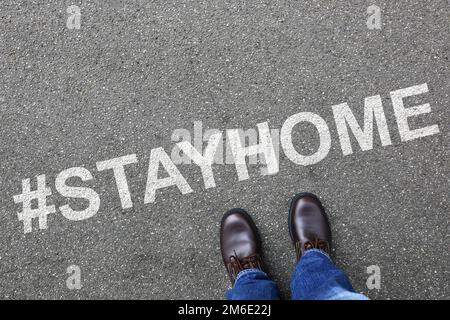 Stay Home Hashtag Stay Home Corona Virus Coronavirus man Geschäftskonzept Stockfoto