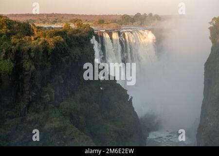 Nahaufnahme der Victoriafälle an der Grenze zu Simbabwe und Sambia. Stockfoto