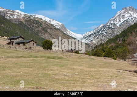 Schöner sonniger Tag am Eingang des Innentals in Andorra, Wintersonne. Stockfoto