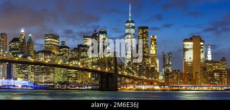 New York City Skyline bei Nacht Manhattan Panoramablick Brooklyn Bridge World Trade Center Stockfoto