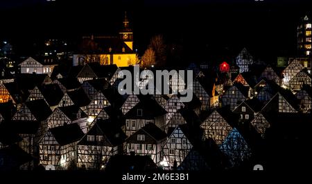 Alter Flecken in der Downton von Freudenberg bei Nacht, Freudenberg, Deutschland Stockfoto