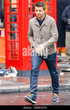 LONDON, Vereinigtes Königreich - APRIL 29 2014: Jeremy Renner wird beim Film Mission Impossible in Central London gesichtet Stockfoto