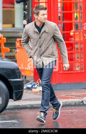 LONDON, Vereinigtes Königreich - APRIL 29 2014: Jeremy Renner wird beim Film Mission Impossible in Central London gesichtet Stockfoto