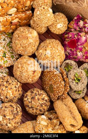 Gulab Gajak Mithai, Pista Gazak, Til Patti Oder Papdi, Til Laddu Oder Ladoo, Revdi Und Rewri Aus Tilgul, Mungfali, Sesamsamen, Jaggery Gud, Badam Und Stockfoto