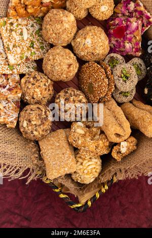 Gulab Gajak Mithai, Pista Gazak, Til Patti Oder Papdi, Til Laddu Oder Ladoo, Revdi Und Rewri Aus Tilgul, Mungfali, Sesamsamen, Jaggery Gud, Badam Und Stockfoto