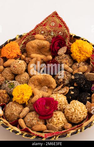 Gulab Gajak Mithai, Pista Gazak, Til Patti Oder Papdi, Til Laddu Oder Ladoo, Revdi Und Rewri Aus Tilgul, Mungfali, Sesamsamen, Jaggery Gud, Badam Und Stockfoto