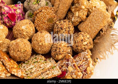 Gulab Gajak Mithai, Pista Gazak, Til Patti Oder Papdi, Til Laddu Oder Ladoo, Revdi Und Rewri Aus Tilgul, Mungfali, Sesamsamen, Jaggery Gud, Badam Und Stockfoto