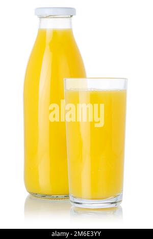 Frisch gepresster Orangensaft Smoothie Getränk in einer Flasche und Glas isoliert auf weiß Stockfoto