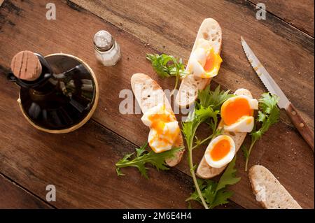 Snack mit hart gekochten Eiern und Kräutern auf Baguette Stockfoto