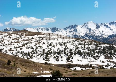 Schöne Landschaft auf der Straße, die zu den Siscaro Seen in Andorra führt. Stockfoto