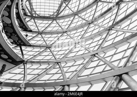 Astana, Kasachstan - 10.22.2022 Uhr: Innen- und Panoramafenster eines runden, futuristischen, sphärischen Gebäudes von nur-Alem. Glasdach und ebenerdige Böden. EXPO 2017 Stockfoto