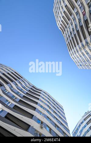 Weitwinkelaufnahme von neuen Apartmentgebäuden außen Stockfoto