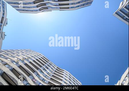 Weitwinkelaufnahme von neuen Apartmentgebäuden außen Stockfoto