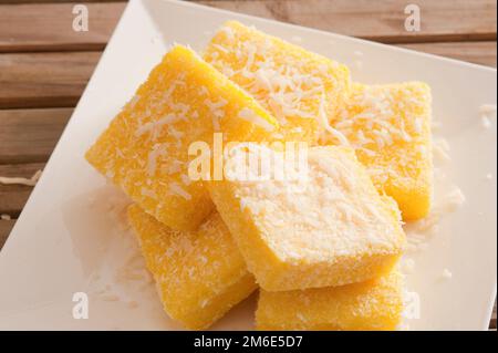 Teller mit leckeren Zitronenlamingtons Stockfoto