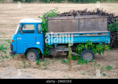Kleiner Lastwagen, der auf einem Feld in der Tschechischen Republik geparkt ist Stockfoto