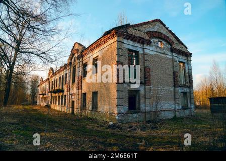 Ein altes verlassenes zweistöckiges Ziegelgebäude. Wsevoloschsk. Region Leningrad. Stockfoto