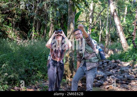 Rucksack Touristenreisen Outdoor Abenteuer Vogelstudie mit Fernglas, das aussah und aufzeichnete, um zu buchen Stockfoto