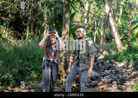 Rucksack Touristenreisen Outdoor Abenteuer Vogelstudie mit Fernglas, das aussah und aufzeichnete, um zu buchen Stockfoto