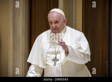 Vatikanstadt, Vatikan. 04. Januar 2023. Papst Franziskus besucht die allgemeine Audienz im Vatikan. Papst Franziskus leitet am 05. Januar 2023 die Requiem-Messe für den verstorbenen Papst Emeritus Benedict XVI. Papst Emeritus Benedict XVI. Starb am 31. Dezember 2022 im Vatikan im Alter von 95 Jahren. Kredit: Michael Kappeler/dpa/Alamy Live News Stockfoto