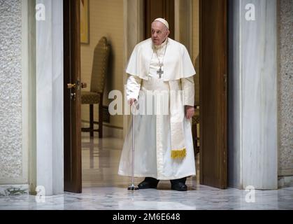 Vatikanstadt, Vatikan. 04. Januar 2023. Papst Franziskus besucht die allgemeine Audienz im Vatikan. Papst Franziskus leitet am 05. Januar 2023 die Requiem-Messe für den verstorbenen Papst Emeritus Benedict XVI. Papst Emeritus Benedict XVI. Starb am 31. Dezember 2022 im Vatikan im Alter von 95 Jahren. Kredit: Michael Kappeler/dpa/Alamy Live News Stockfoto