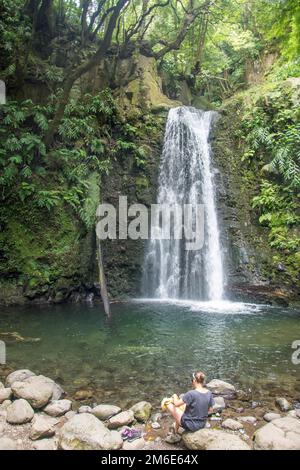 Machen Sie einen Spaziergang und entdecken Sie den Prego salto Wasserfall auf der Insel sao miguel, azoren Stockfoto