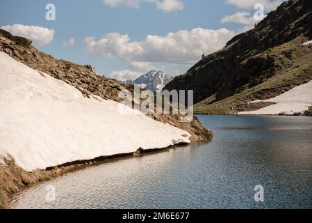 Schöner Querol See in der Berghütte im Incles Tal, Canillo, Andorra. Stockfoto